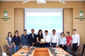 Các đại biểu chụp ảnh lưu niệm tại Trường Đại học Nông Lâm – Đại học Huế