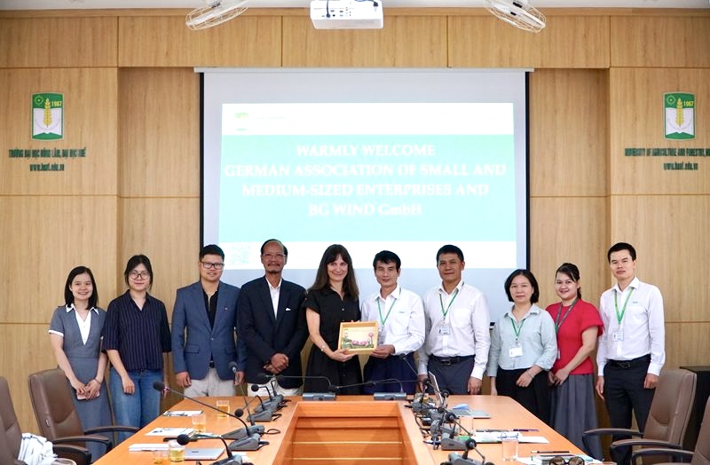 Các đại biểu chụp ảnh lưu niệm tại Trường Đại học Nông Lâm – Đại học Huế